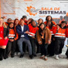 Estudiantes recibiendo la donación de computadores