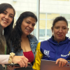 Foto de tres mujeres recibiendo ayudas técnias