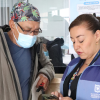 Foto de dos funcionarios de salud en un centro de atención en Bogotá.