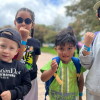 Foto de cuatro niños en un parque de diversiones 