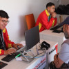 Funcionarios de Hacienda atendiendo a un ciudadano