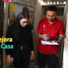 Foto que muestra dos personas una con un metro midiendo y la otra con un cuaderno tomando apuntes