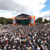 Miles de personas asisten al parque Simón Bolívar de Bogotá, reunidas frente a un escenario principal de gran formato durante un espectáculo musical al aire libre.