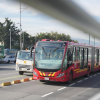 Foto de un bus de TransMilenio en una calle de Bogotá.