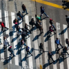 Peatones cruzando la cebra en Bogotá