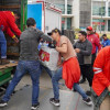 Personas descargando ayudas humanitarias de un camión 