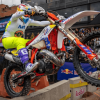 Motociclista realiza maniobra de exhibición sobre obstáculos durante Red Bull Moto Urbano en el Festival de Verano 2026 de Bogotá.