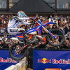 Motociclista realiza maniobra de exhibición sobre obstáculos durante Red Bull Moto Urbano en el Festival de Verano 2026 de Bogotá.