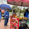 Foto de gestores sociales del IPES en procesos de abordaje a vendedores informales en Bogotá.
