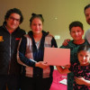 Foto de la entrega de computadores a una de las familias beneficiadas del programa 'Conexión Social' en Bogotá.