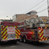 Foto de maquinas de bomberos en las calles de Bogotá.