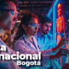 Foto de tres personas y científicos frente a una pantalla digotal.