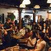 Foto de un grupo de personas en un restaurante 