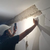 Foto de una revisión técnica a viviendas en Bogotá con grietas tras terremoto.
