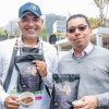 Foto de dos emprendedores y procesadores de café en Bogotá.