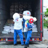 Foto de funcionarios de la Cruz Roja Seccional Bogotá-Cundinamarca, apoyando labores de descarga de vehículos con ayudas en zonas afectadas.