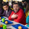 Foto del alcalde Carlos Fernando Galán junto a estudiantes del colegio Jaime Garzón.