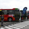 Foto de los nuevos buses duales eléctricos de TransMilenio en Bogotá.