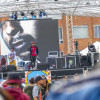 Foto de una tarima con artistas hip hop en Bogotá.