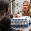Foto de Carolina Deik, primera Dama de Bogotá, en tareas de recepción de ayudas humanitarias para damnificados por el terremoto.
