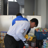 oto que muestra personas de la Cruz Roja organizando alimentos e insumos