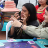 Foto de tres mujeres interactuando 