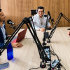 Foto de una cabina de radio de un medio comunitario en Bogotá.