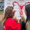 Foto de una funionaria hablando con una ciudadana 