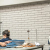 Foto de dos mujeres trabajando en una empresa de textiles.