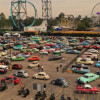 Foto de los autos antiguos y clásicos en el parqueadero del parque Salitre Mágico de Bogotá.