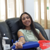Foto de una mujer donando sangre en Bogotá.