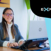 Foto de una mujer en uno de los cursos virtuales de 'Experta' en Bogotá.