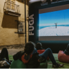 Foto de ciudadanos en ua pantalla grande la la FUGA