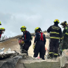 Foto de el Cuerpo Oficial de Bomberos de Bogotá apoyando en los escombros