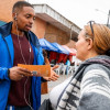 Foto de un gestor social del IPES junto a una vendedora informal en Bogotá.