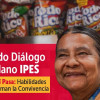 Foto de una mujer vendedora informal en un quiosco del IPES en Bogotá.