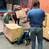 Foto de cargue de insumos médicos a camiones para su traslado desde Bogotá a zonas afectadas por el terremoto.