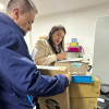 Foto de dos personas organizando elementos educativos 