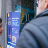 Foto de personas que reciben información sobre el programa Ingreso Mínimo Garantizado