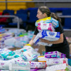 Foto de una mujer en uno de los puntos de acopio de ayudas humanitarias en Bogotá.