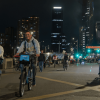ciclistas bogotanos recorren calle de la ciudad habilitada duran Ciclovía Nocturna.