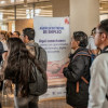 Foto de una feria de empleo en Bogotá.