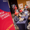 Foto de una feria de empleo en Bogotá.