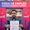 Foto de un joven en una feria de empleo en Bogotá.