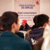 Foto de una feria de empleo en Bogotá.
