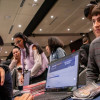 Foto de una feria de empleo en Bogotá.