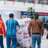 Foto de personas traslaando ayudas humanitarias 