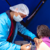 Foto que muestra una persona aplicando una vacuna 