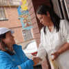 Foto que muestra dos personas hablando 