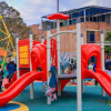 Unos niños jugando en un parque 
